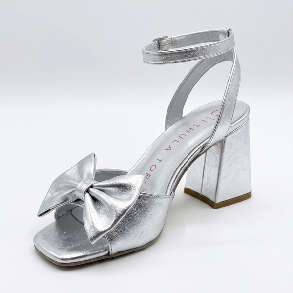 ZAPATILLA CÓMODA PLATA CON MOÑO DE TACÓN ANCHO (MOD 5021)