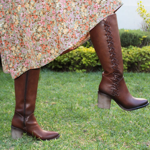 BOTA CAMEL DE TACÓN GRUESO CON TIRAS Y REMACHES (MOD 3084-05)