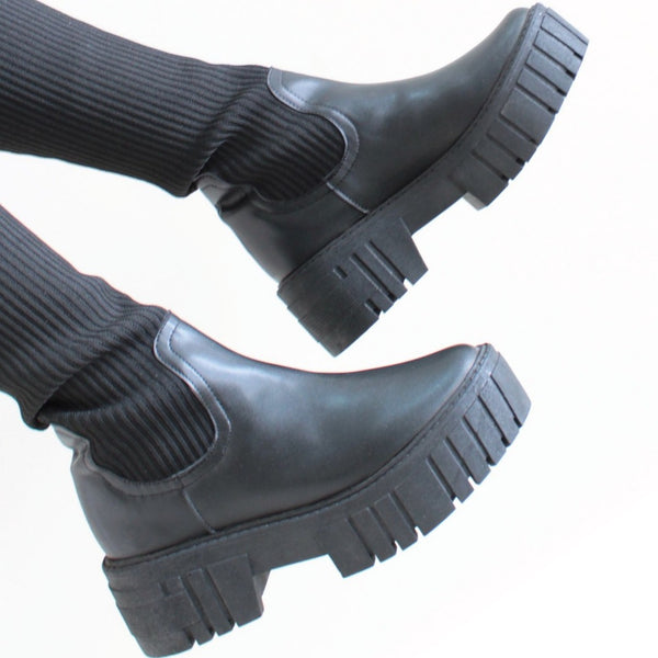 BOTA NEGRA CON ELÁSTICO (MOD 4010)