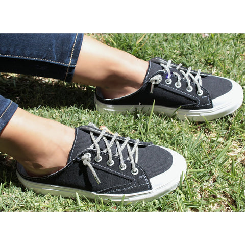 SNEAKERS NEGROS CON AGUJETA Y PIEDRAS (MOD 460)