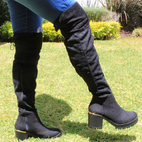 BOTA NEGRA CON TACÓN GRUESO DE TUBO ALTO CON ELÁSTICO (MOD 1105)