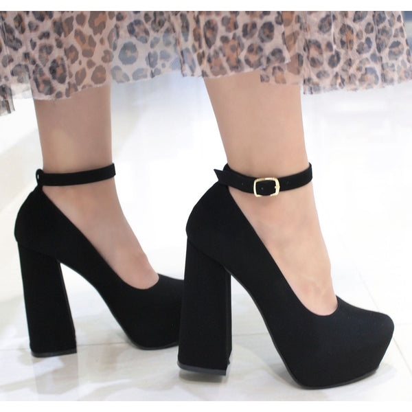 ZAPATILLA NEGRA DE TACÓN CAMPANA CON PULSERA (MOD 700)