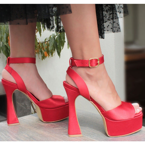 ZAPATILLA ROJA DE TACÓN DELGADO CON PULSERA (MOD 90-108)