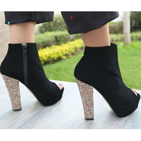 BOTÍN PEEP TOE NEGRO DE TACÓN GRUESO BRILLANTE CON PLATAFORMA (MOD 362)